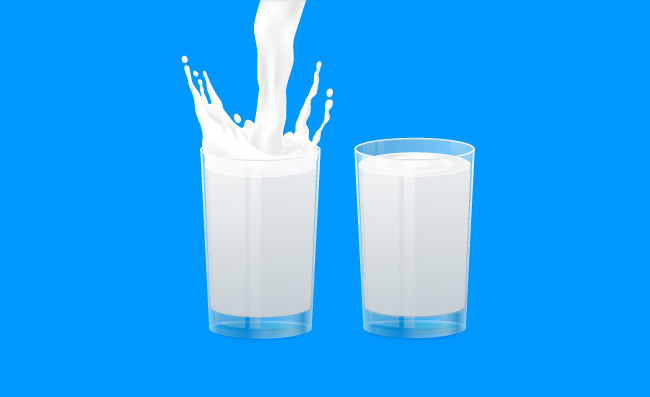 玻璃杯牛奶飞溅液态乳状白色液体在蓝色背景上玻璃杯子里